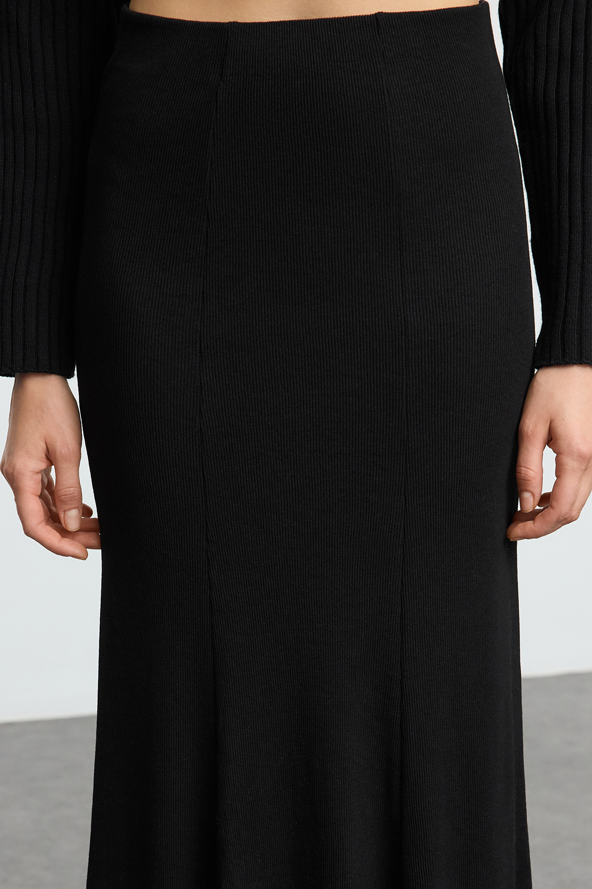 Trendyolmilla  Siyah Düz Dikiş Detaylı Maxi Esnek Balık Etek TWOSS24ET00089 - Görsel 4