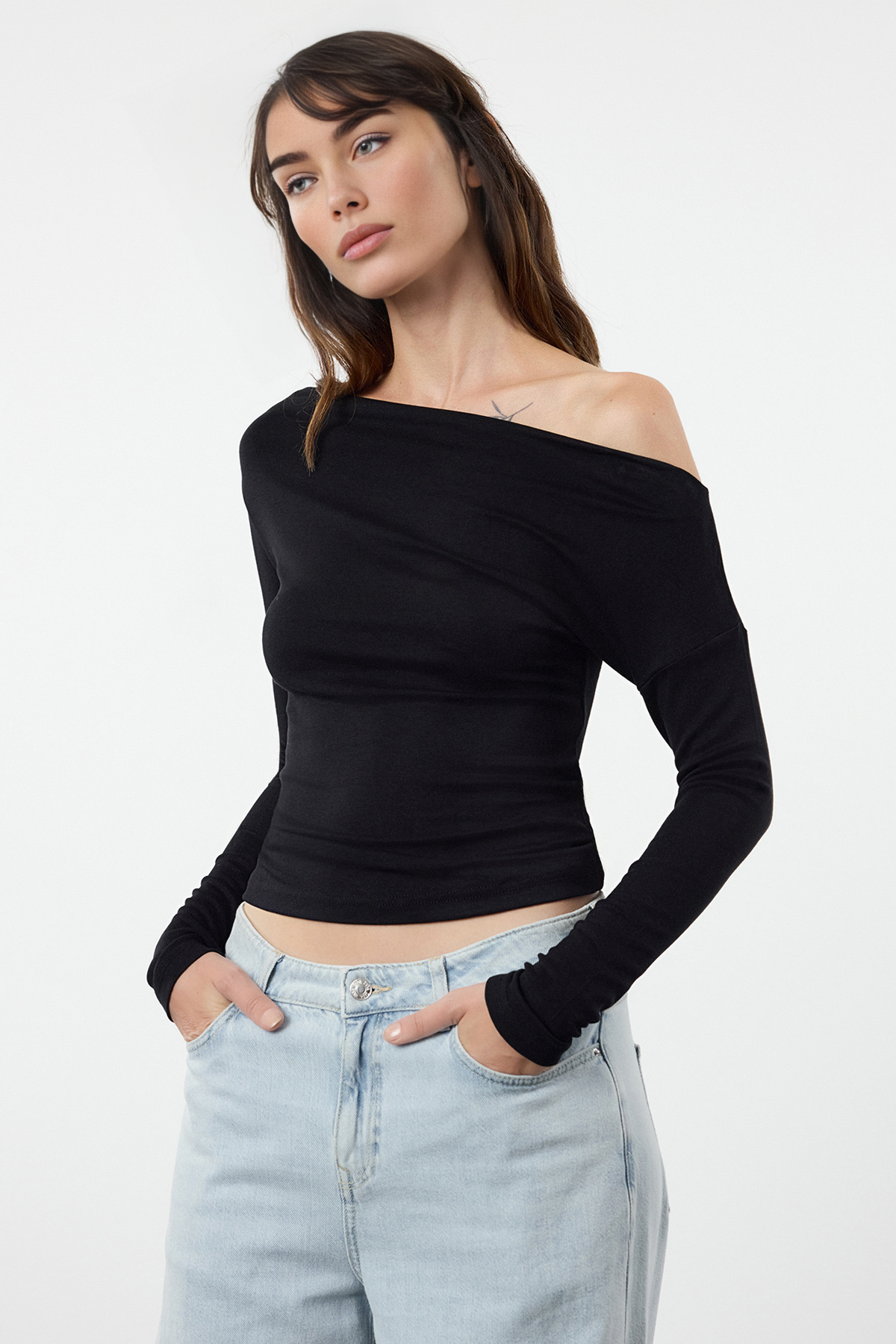 Trendyol Collection Premium Soft Fabric – Schwarze, taillierte Bluse mit U-Boot-Ausschnitt TWOAW24BZ00227