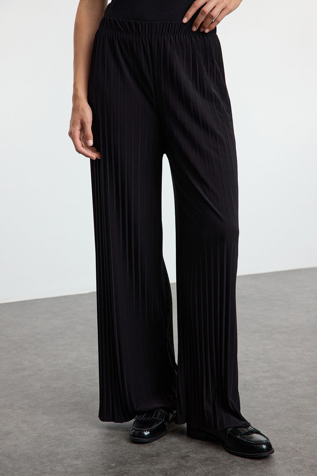 Trendyol Collection Elastyczne Dzianinowe Czarne Spodnie Plisowane - Twoaw25pl00094 Kobieta - S