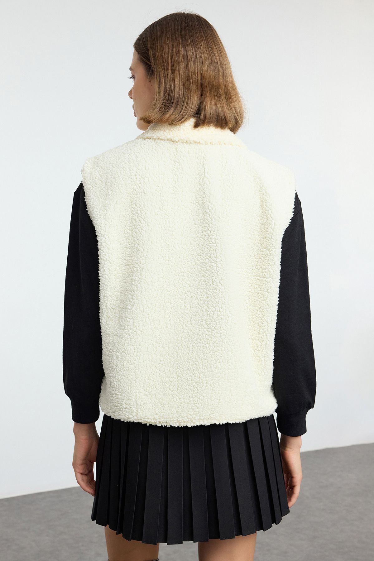 Trendyol Collection-Ecru Regular Fit Pluszowa kamizelka z kieszeniami dwustronnymi Twoaw25Ye00036 5