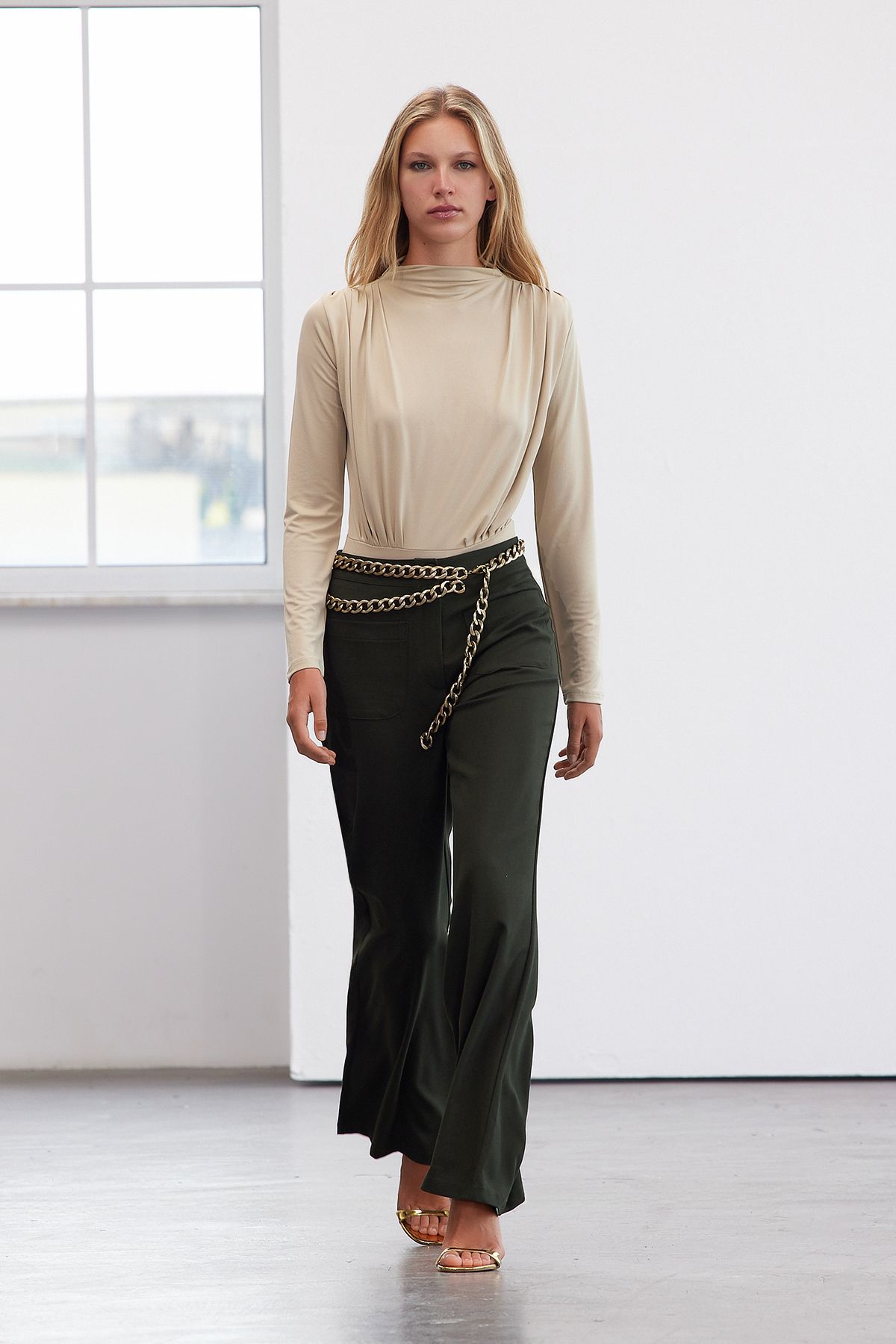Trendyol Collection Spodnie Dzwony W Kolorze Dark Khaki Z Tkaniny - Kieszenie, Edycja Limitowana Kobieta - 34