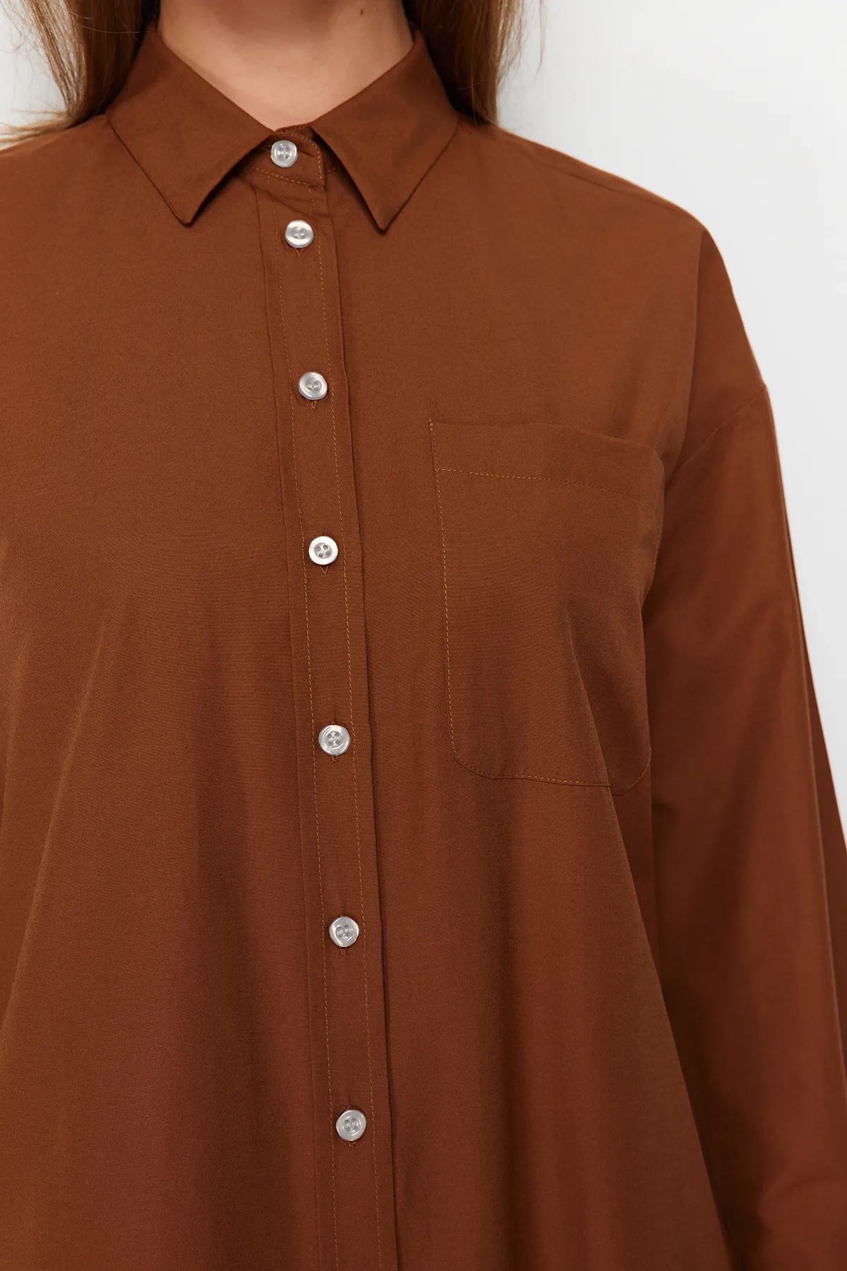 Trendyol Modest-Tmavohnedá tkaná košeľa s vreckom a detailom rozparku TCTAW22UK0080 4
