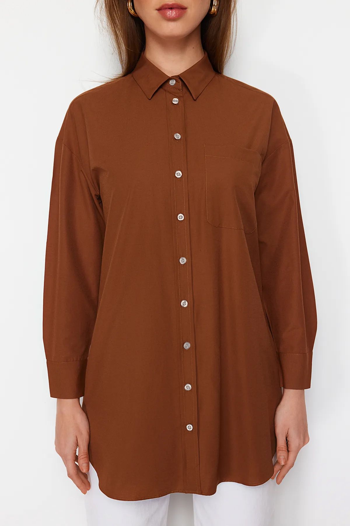 Trendyol Modest-Tmavohnedá tkaná košeľa s vreckom a detailom rozparku TCTAW22UK0080 3