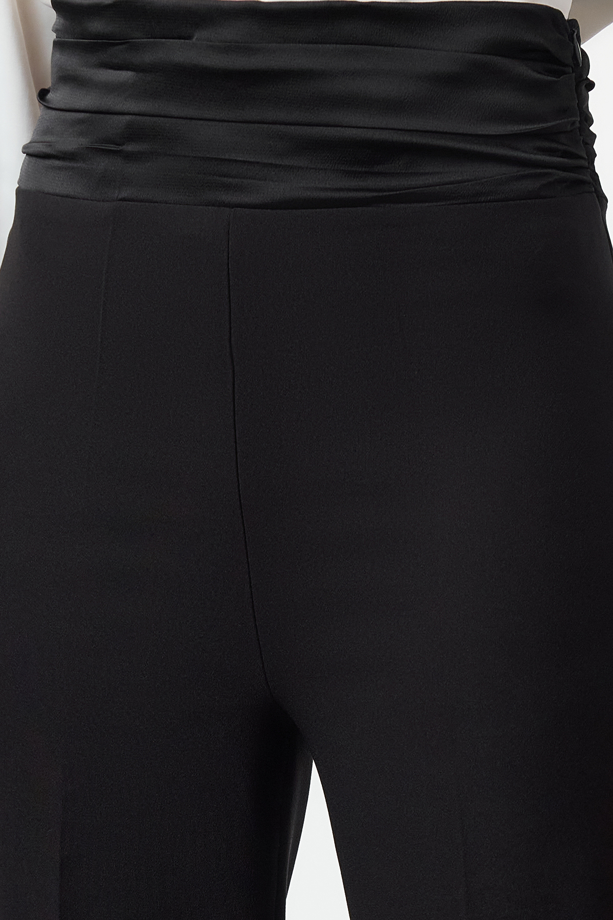 Trendyolmilla  Siyah Saten Nervür Şerit Detaylı Dokuma Pantolon TPRAW25PL00004 - Görsel 4