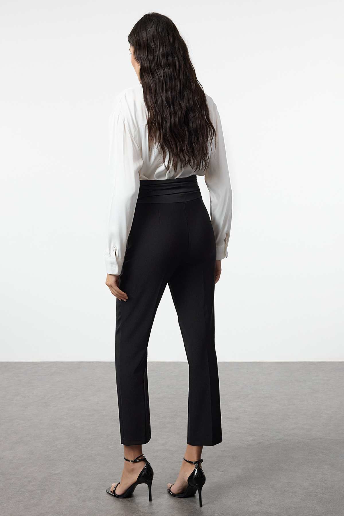 Trendyolmilla  Siyah Saten Nervür Şerit Detaylı Dokuma Pantolon TPRAW25PL00004 - Görsel 5