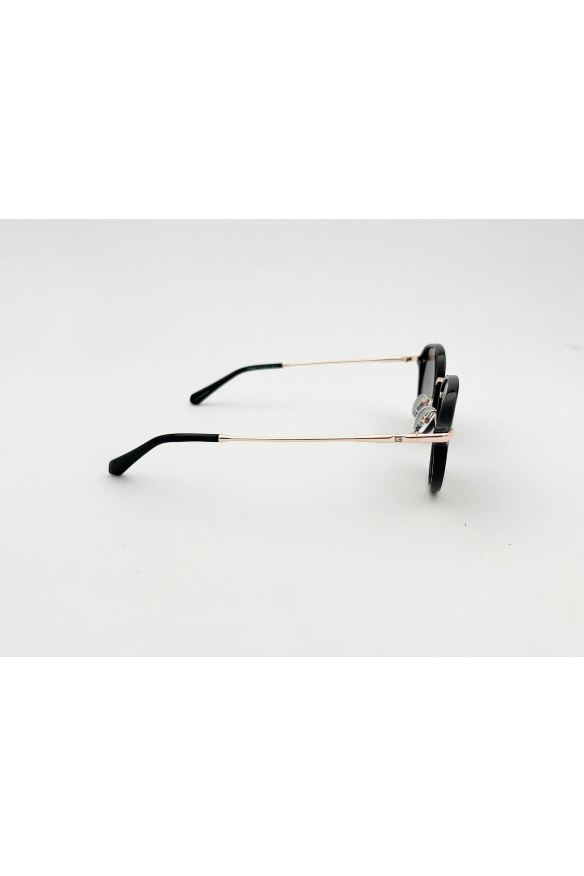 Guess-00068 01b 53 موديل نظارات شمسية للجنسين 3