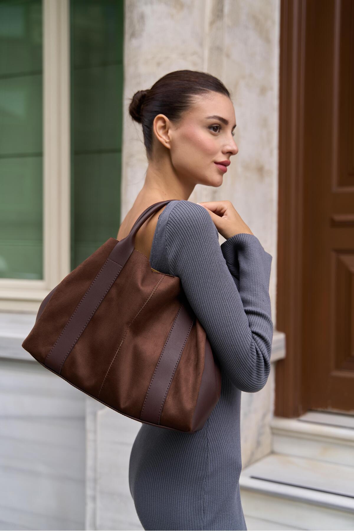 Madamra-Braune Damen-Hand- und Umhängetasche aus Wildleder mit Streifen und Lederdetails 5