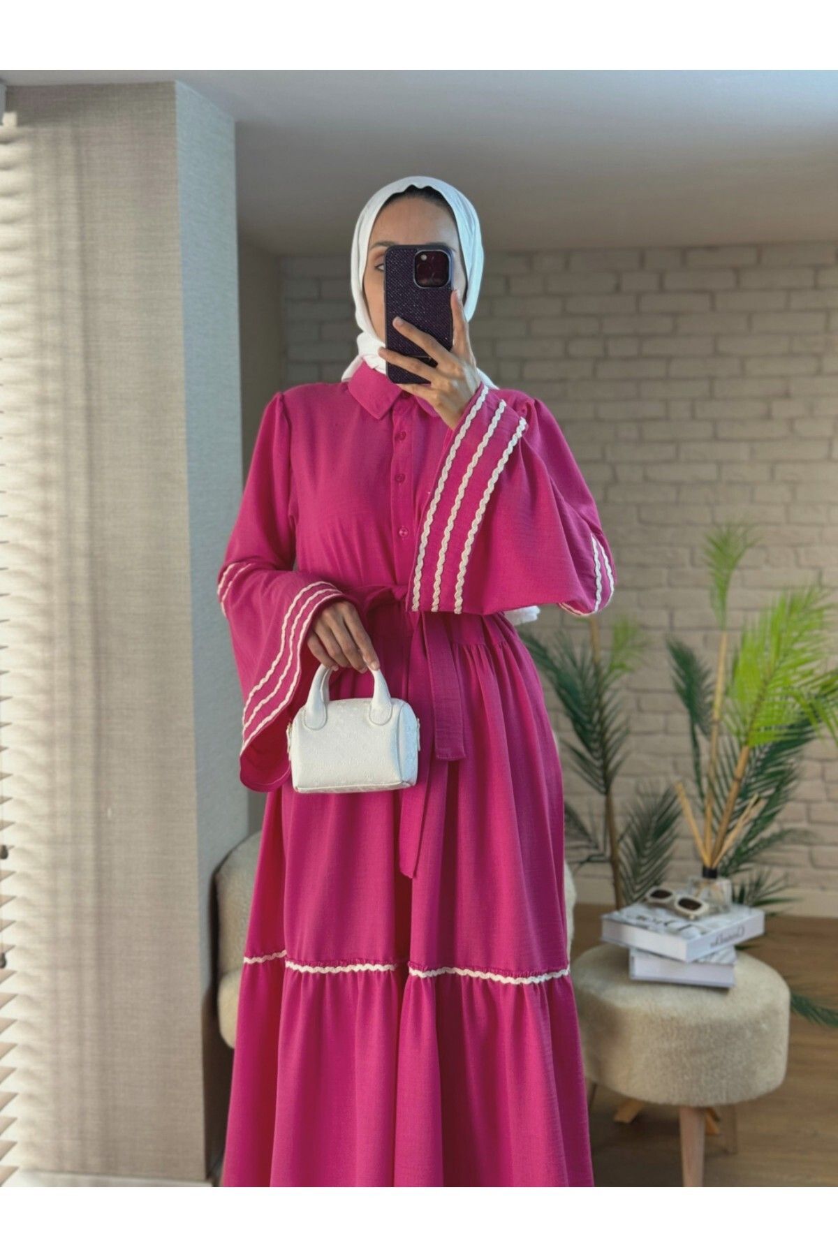 Modamorfo-Gesticktes, fragmentiertes Kleid mit Ärmeln und Saum – Fuchsia 2