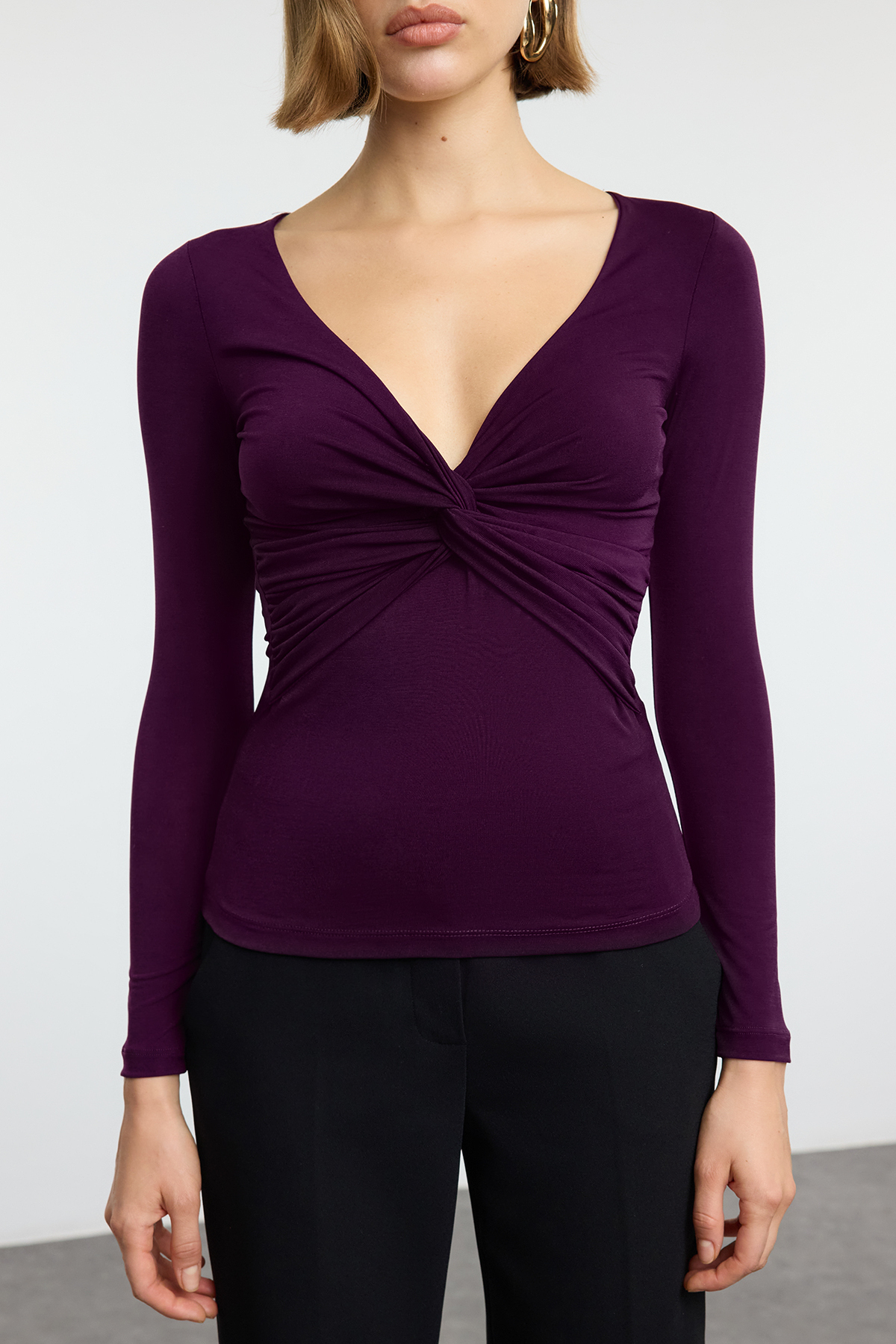 Trendyol Collection Pružná pletená halenka s dlouhým rukávem ve švestkové barvě – detail závěsu, vypasovaná TWOAW25BZ00247