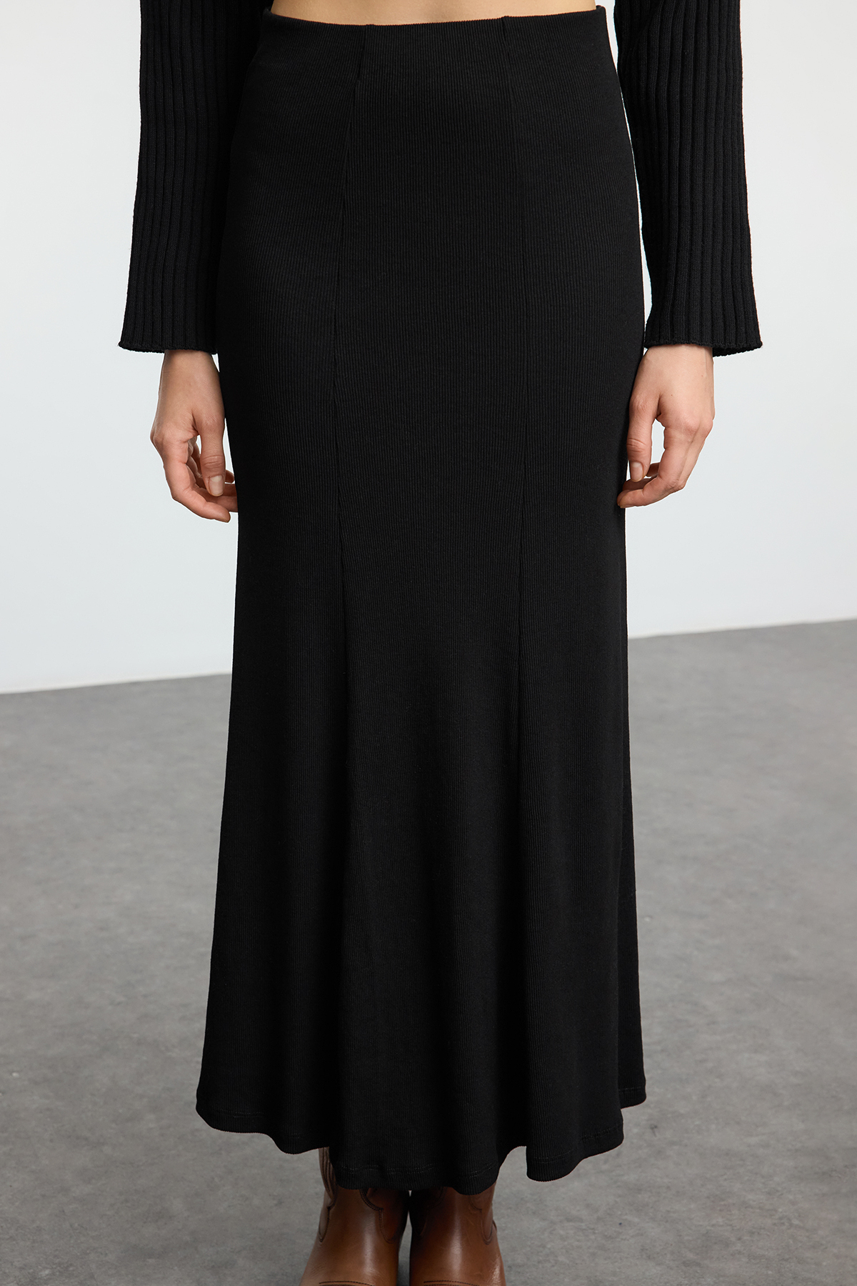 Trendyolmilla  Siyah Düz Dikiş Detaylı Maxi Esnek Balık Etek TWOSS24ET00089 - Görsel 3