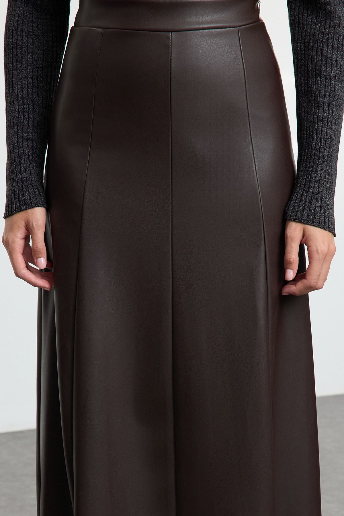 Trendyol Collection-Fusta maxi din piele artificială maro închis cu talie înaltă - TWOAW24ET00151 4