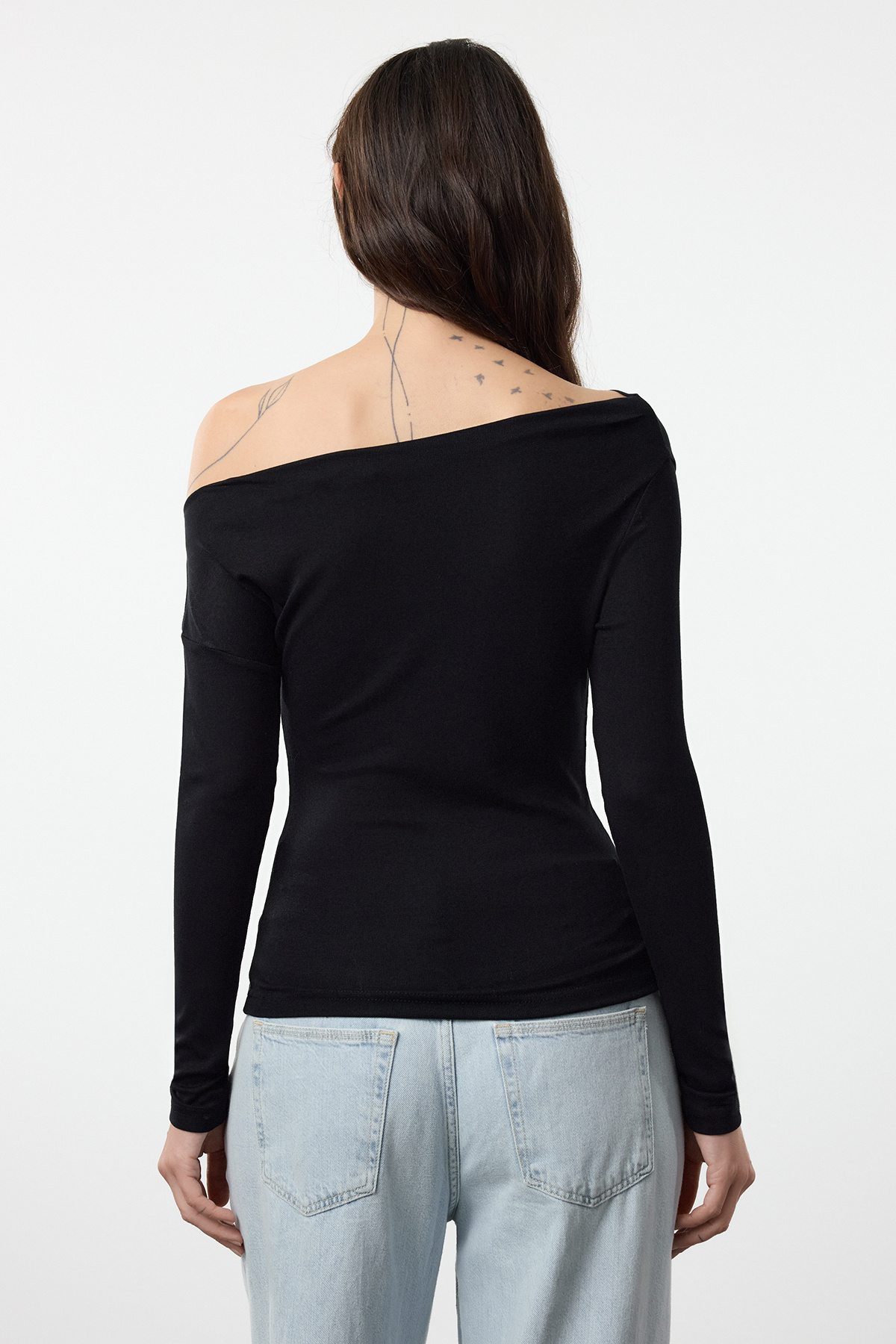 Trendyolmilla  Siyah Düz Yumuşak Kumaşlı Fitted/Vücuda Oturan Kayık Yaka Örme Bluz TWOAW24BZ00227 - Görsel 6