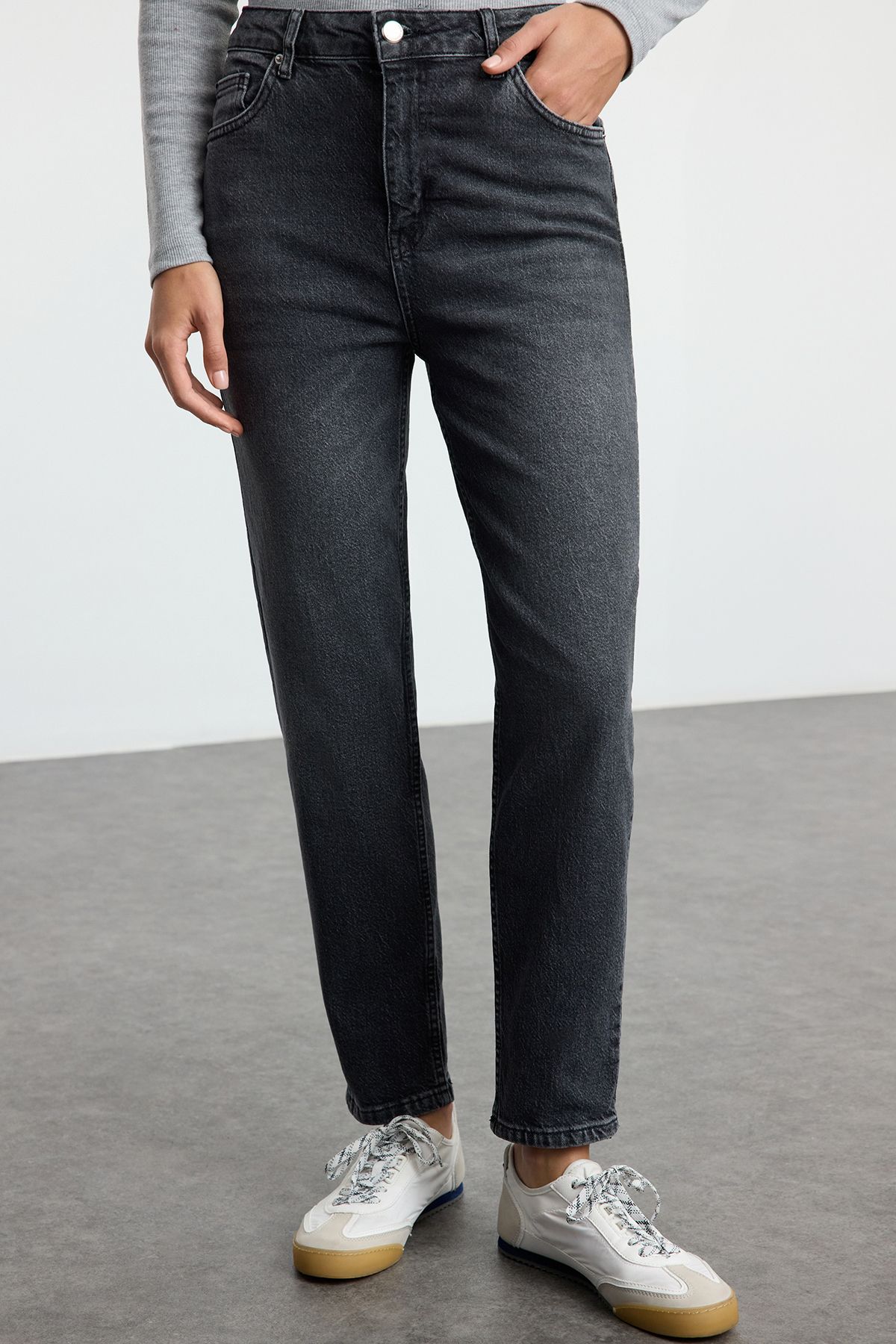 Trendyol Collection-Czarne jeansy mom z wysokim stanem Twoaw25Je00268 3