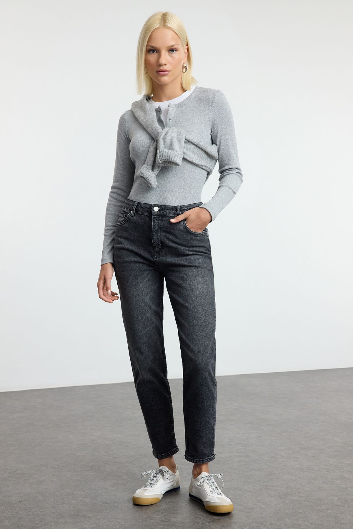 Trendyol Collection-Czarne jeansy mom z wysokim stanem Twoaw25Je00268 1