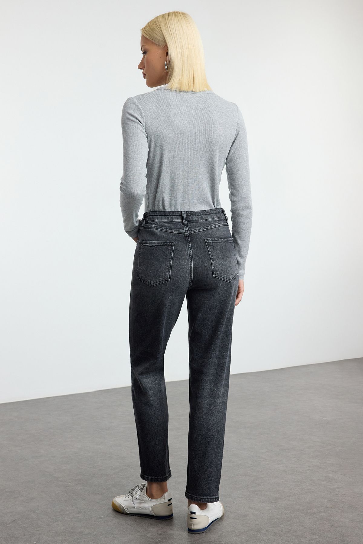 Trendyol Collection-Czarne jeansy mom z wysokim stanem Twoaw25Je00268 5