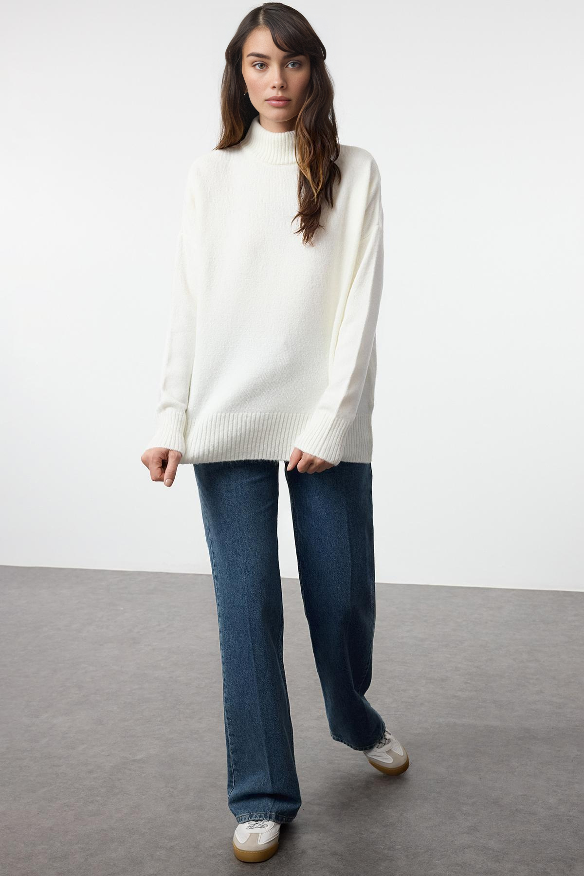 Trendyol Collection Měkký, texturovaný Wide Fit Ecru pletený svetr - stojáček Twoaw23kz00469