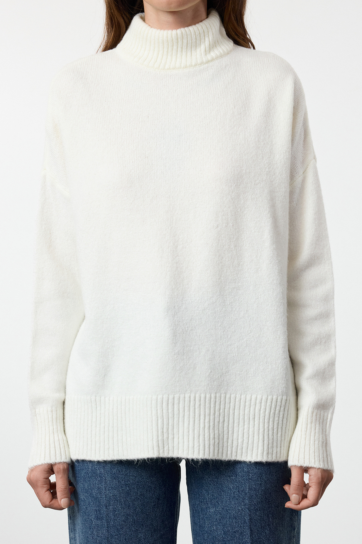 Trendyol Collection Měkký, texturovaný Wide Fit Ecru pletený svetr - stojáček Twoaw23kz00469