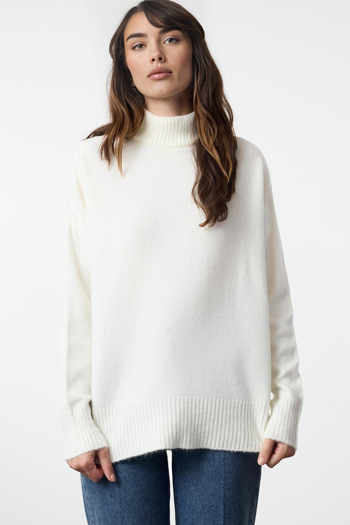 Trendyol Collection Měkký, texturovaný Wide Fit Ecru pletený svetr - stojáček Twoaw23kz00469