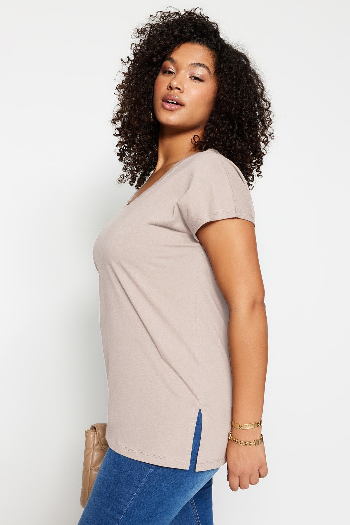 Trendyol Curve-Nerzfarbenes Boyfriend-T-Shirt aus Baumwolle mit V-Ausschnitt - TBBSS22BF0036 3
