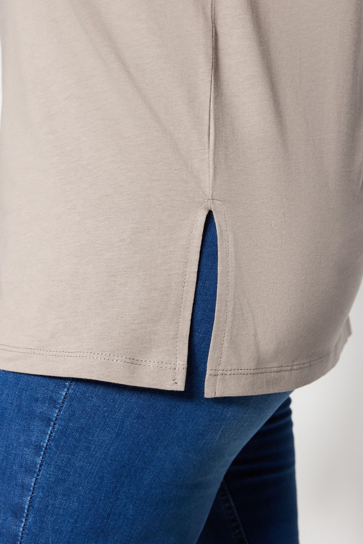 Trendyol Curve-Nerzfarbenes Boyfriend-T-Shirt aus Baumwolle mit V-Ausschnitt - TBBSS22BF0036 4