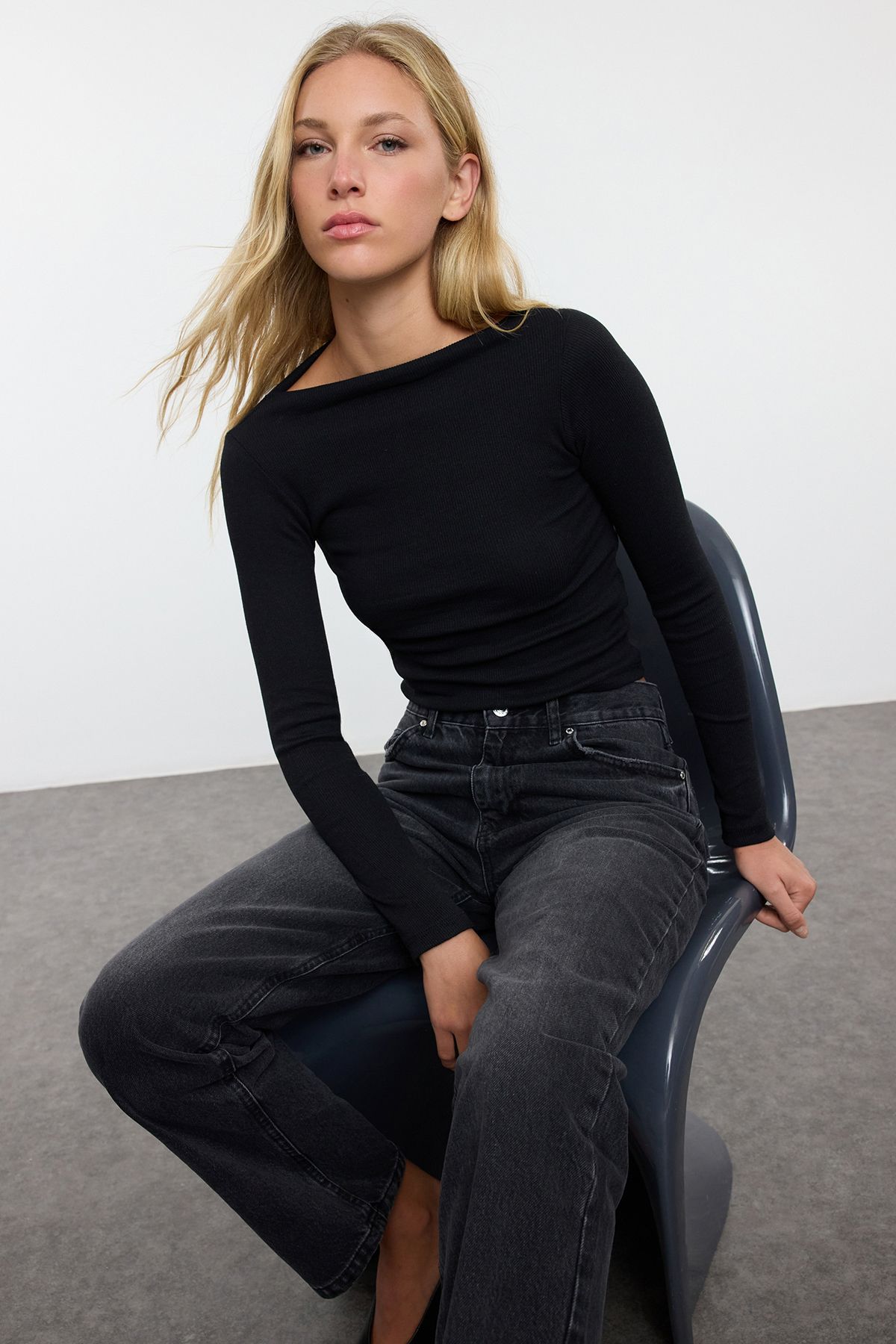 Trendyol Collection Pružná černá pletená halenka se šňůrou – člunový krk, přiléhavý na tělo Twoaw25bz00271