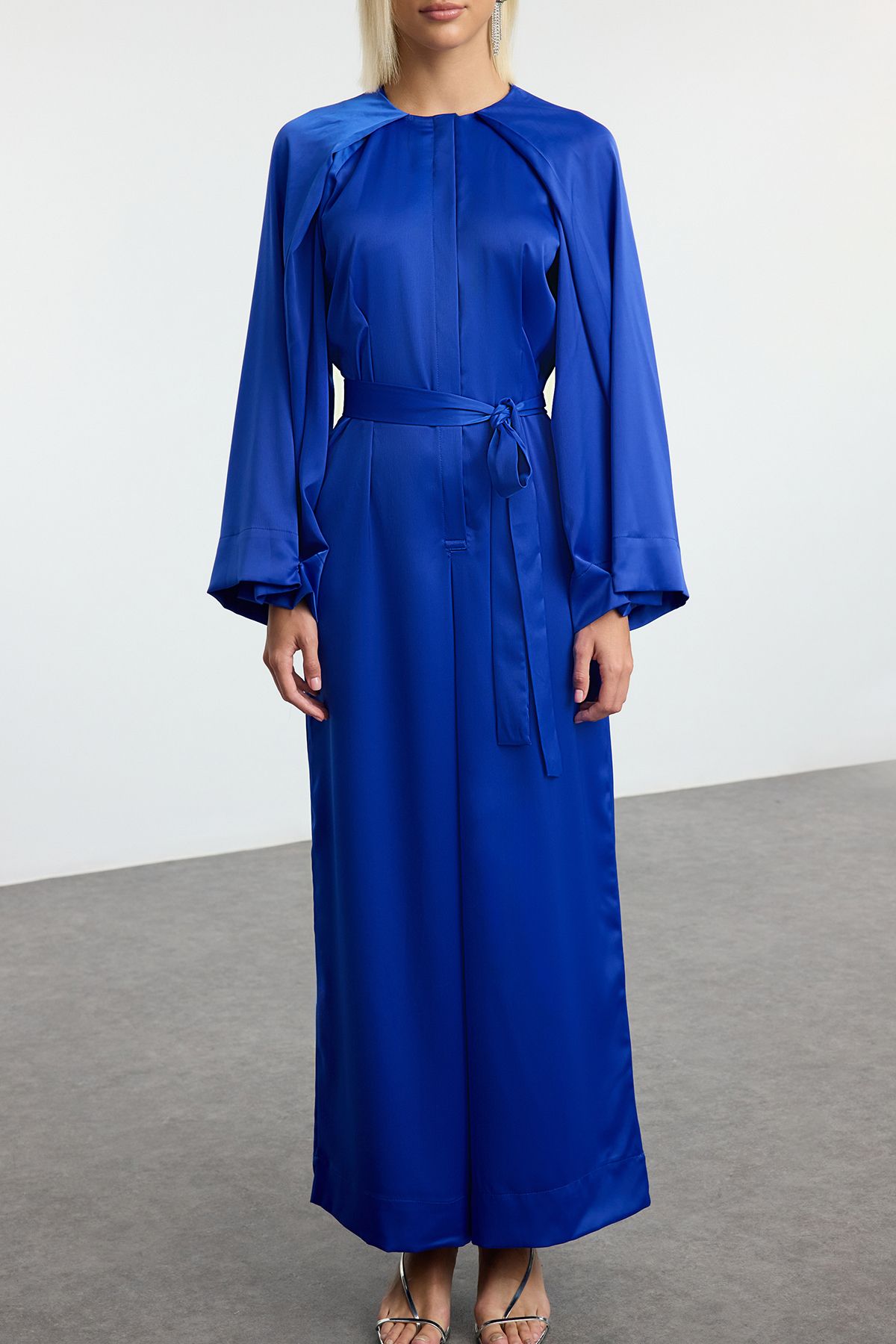 Trendyol Modest-Abendkleid-Overall aus Satingewebe – Saks-Umhangdetail, Tctaw25db00006 3