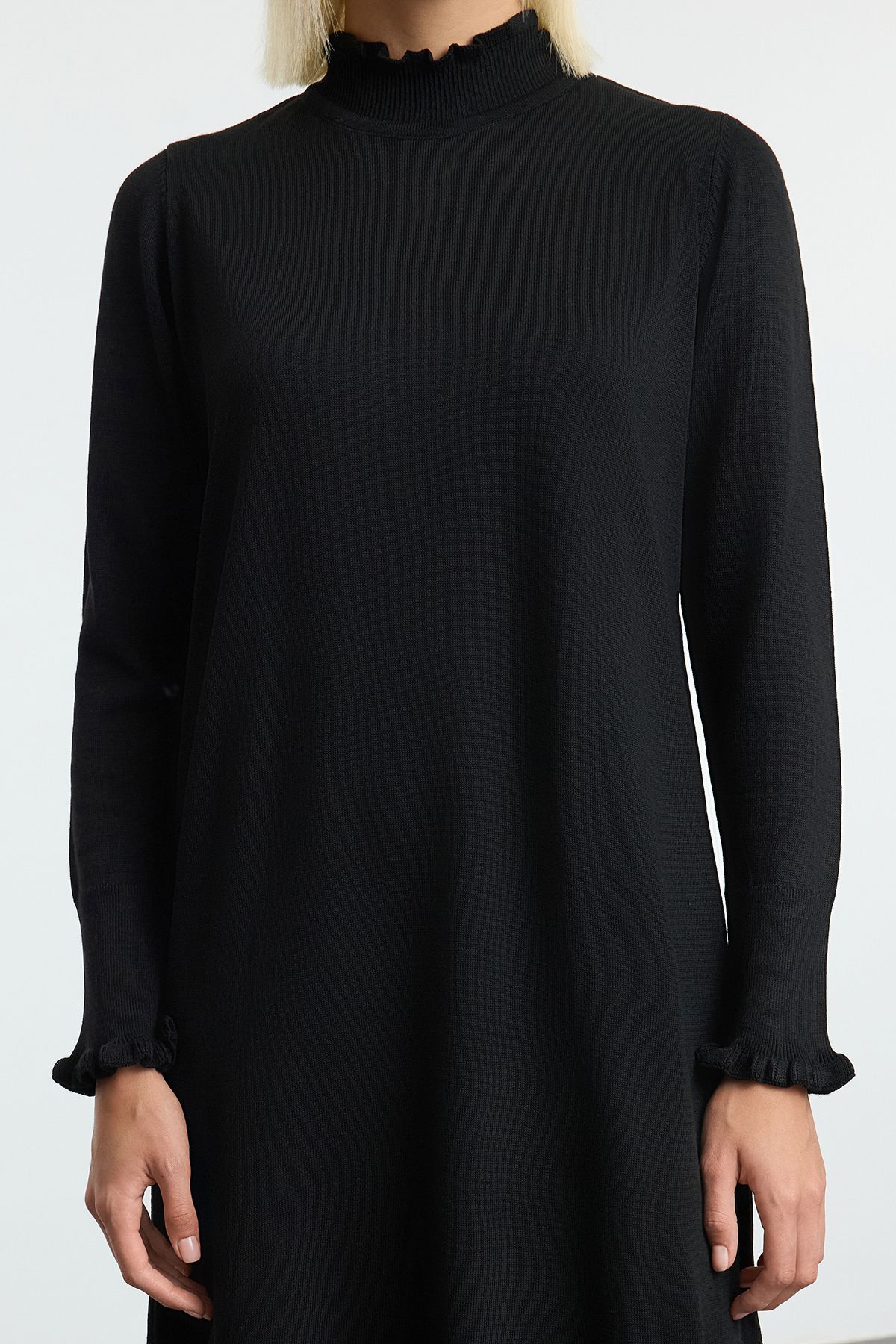 Trendyol Modest-Чорна трикотажна сукня з оборками та детальним приталеним коміром-стійкою TCTAW25EB00134 4