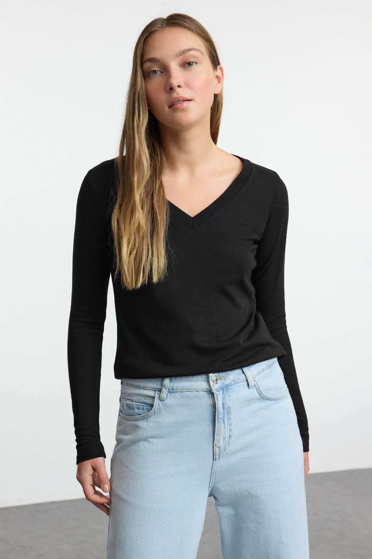 Trendyol Collection-Bluzka z dzianiny w kolorze czarnym z dekoltem w serek - regularny krój Twoaw25Bz00195 2