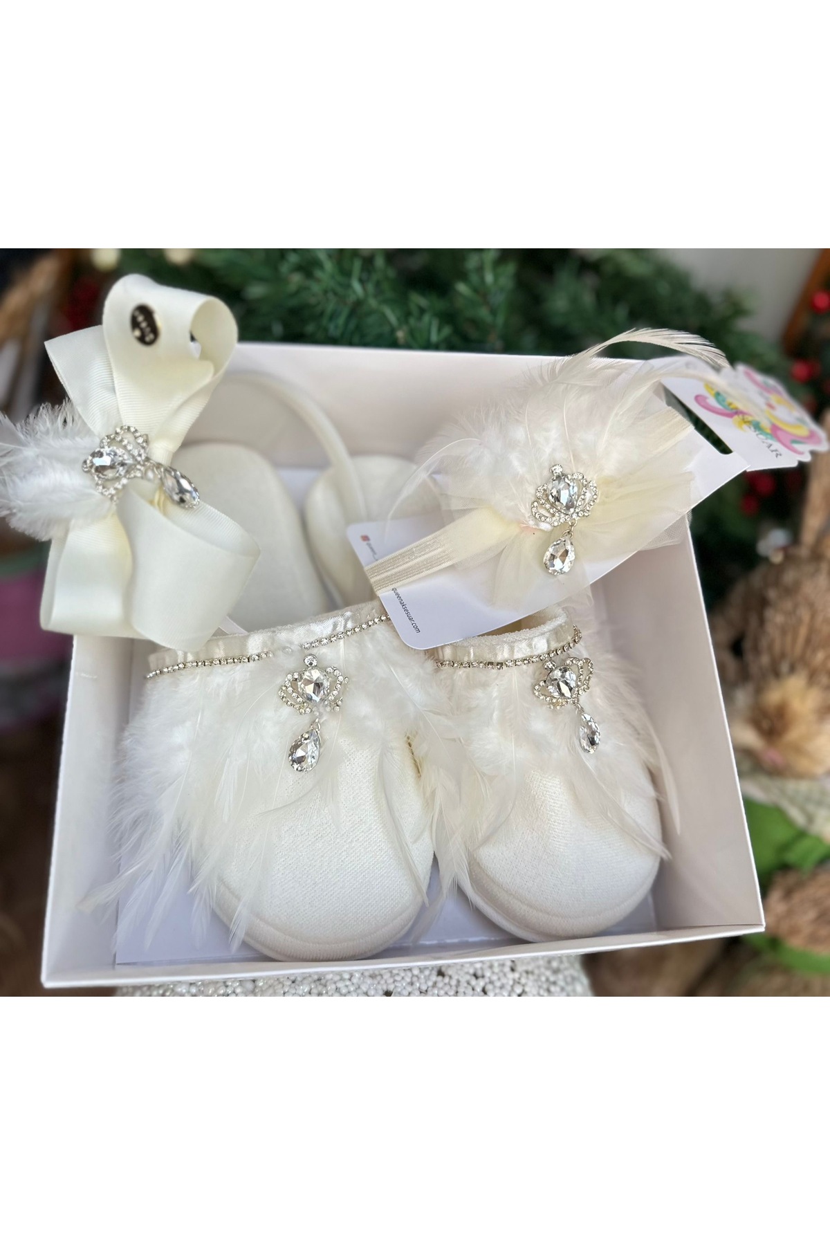 QUEEN AKSESUAR taşlı anne bebek bandana broşlu tüylü gelin doğum lohusa taç terlik seti kadın tacı terliği beyaz fotoğrafı 2 (önizleme)