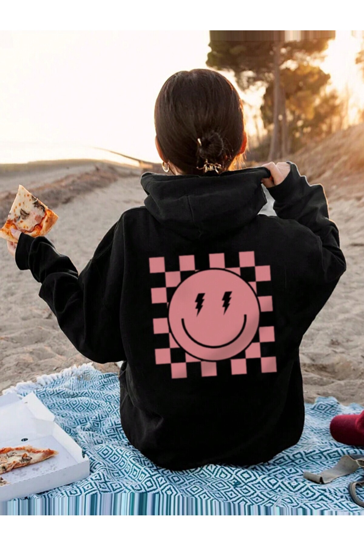 كنزة بغطاء رأس سوداء واسعة بطبعة وجه مبتسم