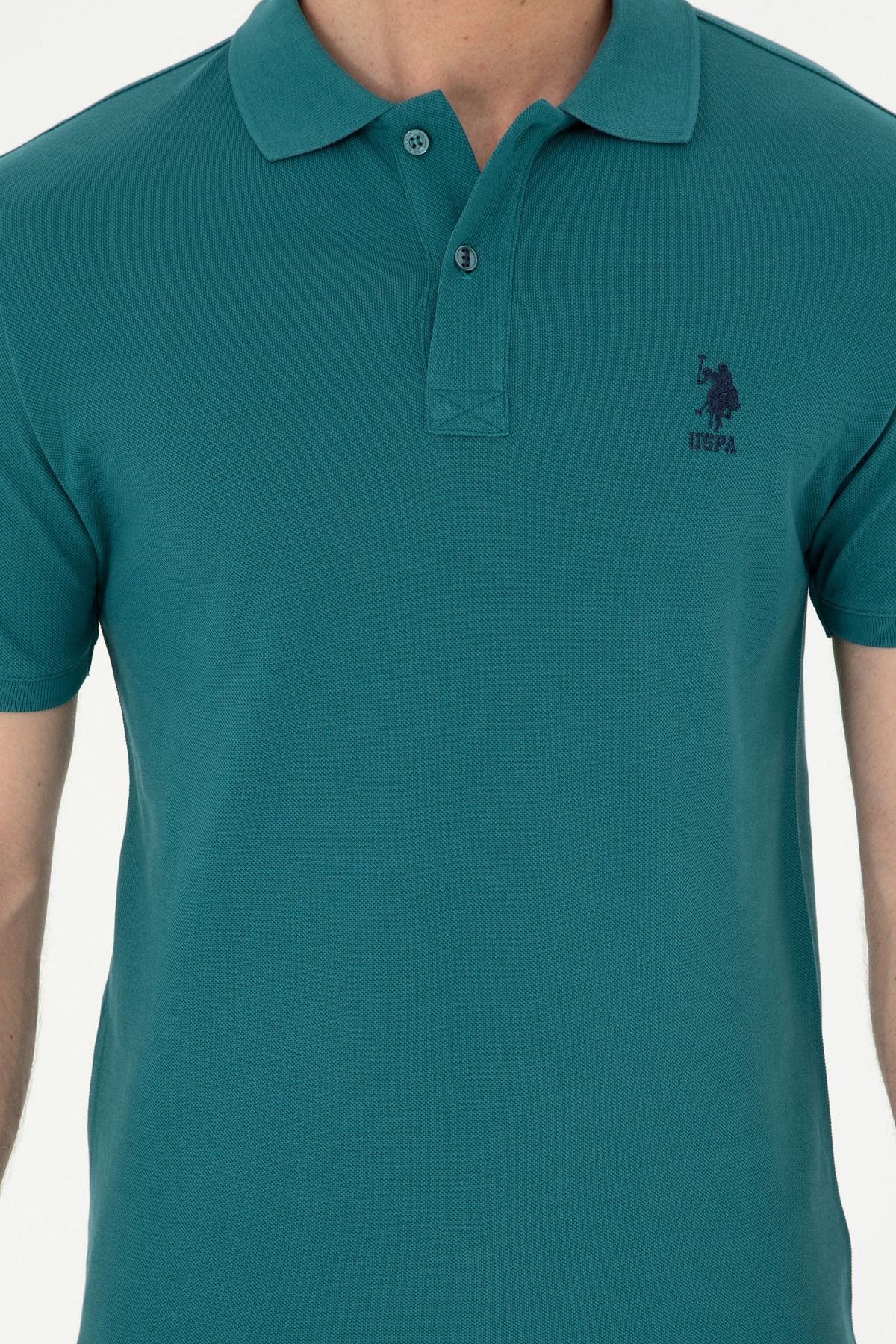 U.S. Polo Assn.-تي شيرت رجالي بقصة ضيقة وياقة بولو باللون الأخضر الداكن 50279613 -vr101 6