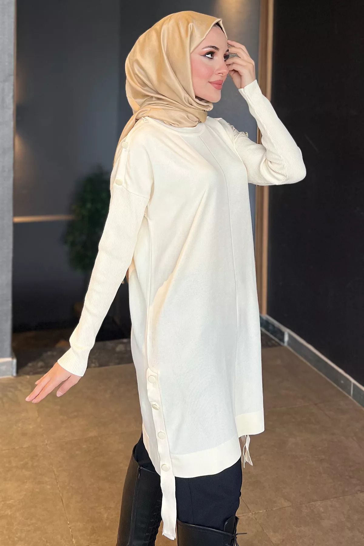 julude-Ecru Button Detailed Hijab Knitwear Tunik 3