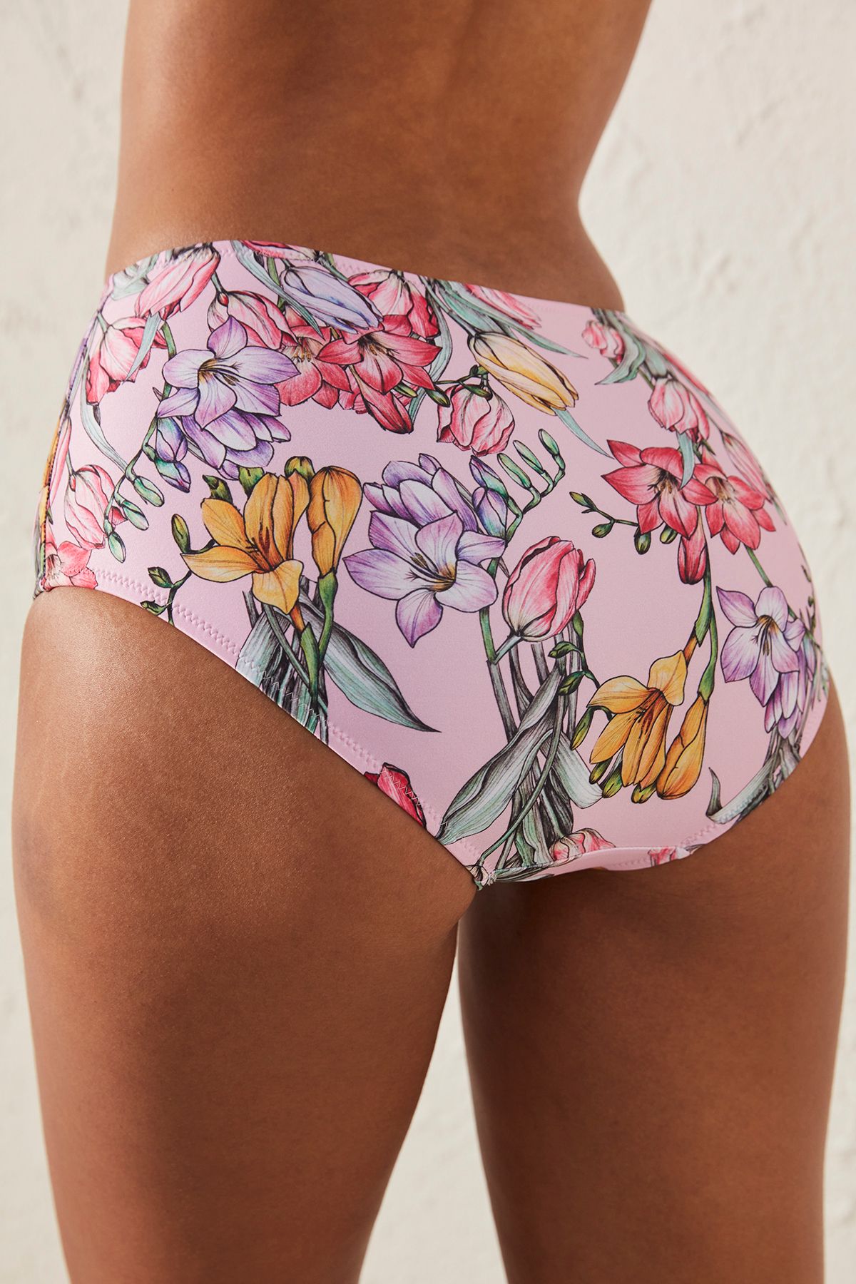 Penti-Filipa – Bikinihose mit Blumenmuster und hoher Taille 4