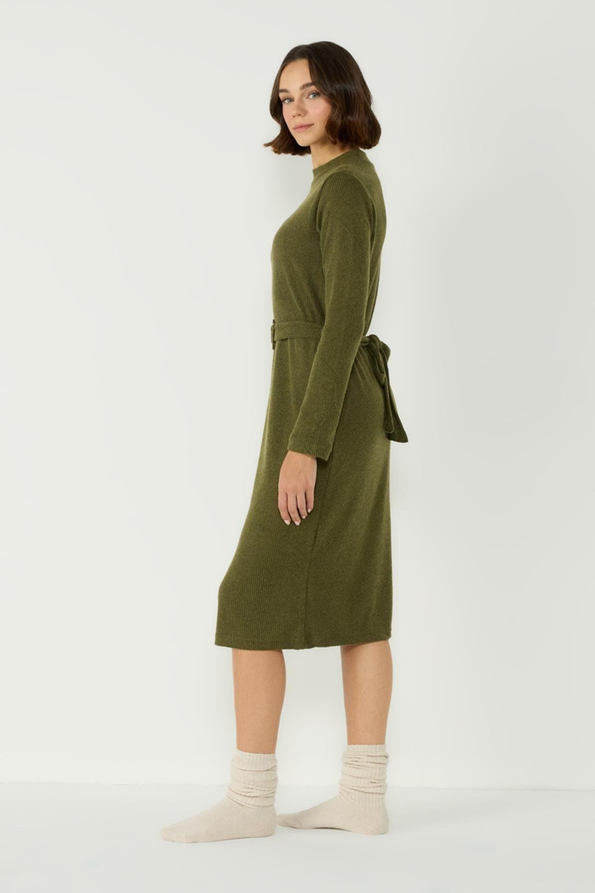 C&City-Khakifarbenes Camisole-Kleid mit halbem Rollkragen und langen Ärmeln - 405054 4