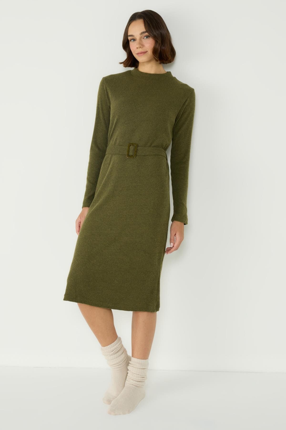 C&City-Khakifarbenes Camisole-Kleid mit halbem Rollkragen und langen Ärmeln - 405054 1