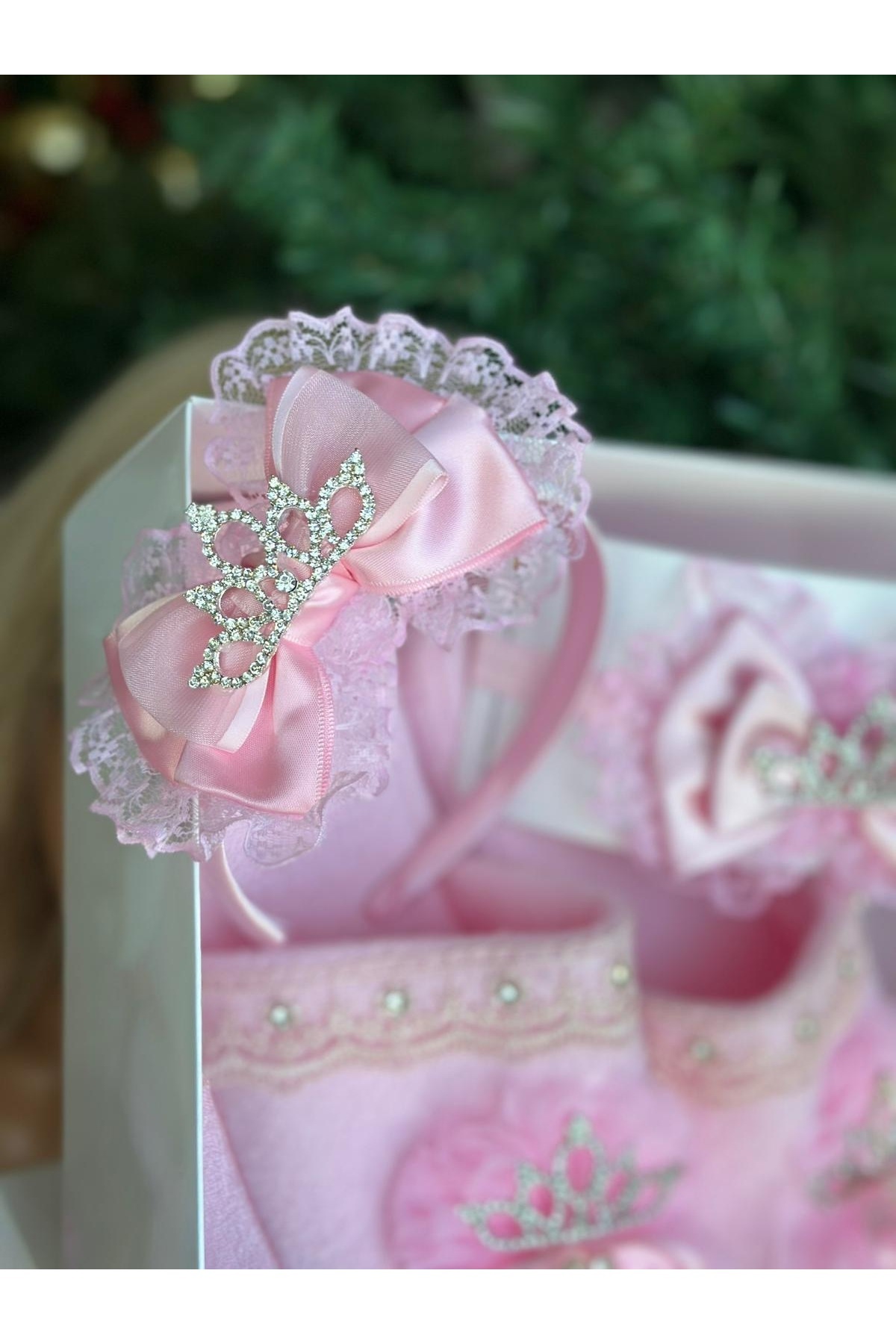 QUEEN AKSESUAR Lüks tasarım kristal prenses taş broşlu anne bebek lohusa taç saç bandana terliği set pembe terlik fotoğrafı 4 (önizleme)