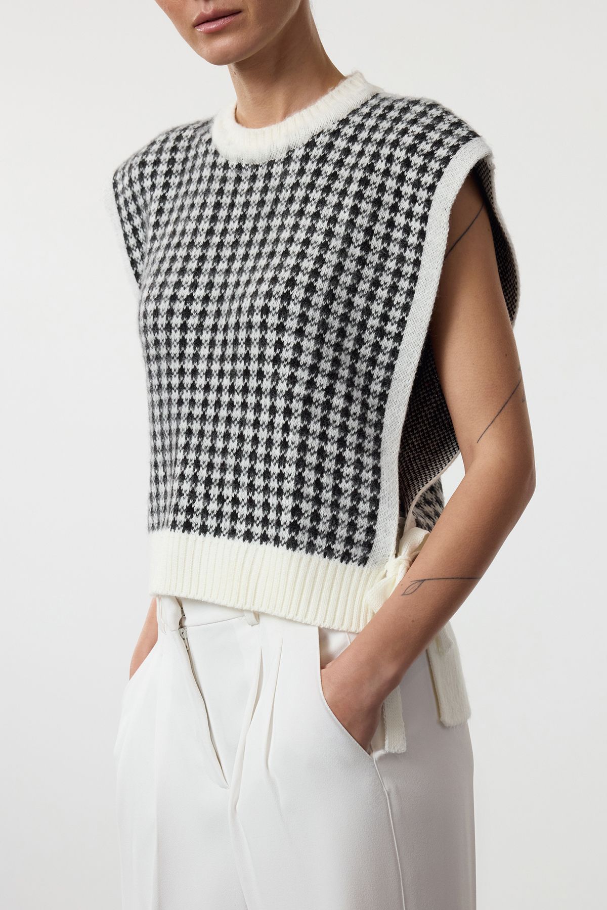 Edit by Trendyol-Soft Textured Ecru Knitwear Sweater - Tedaw25Sv00003 with Tie Detail and Houndstooth Pattern 1