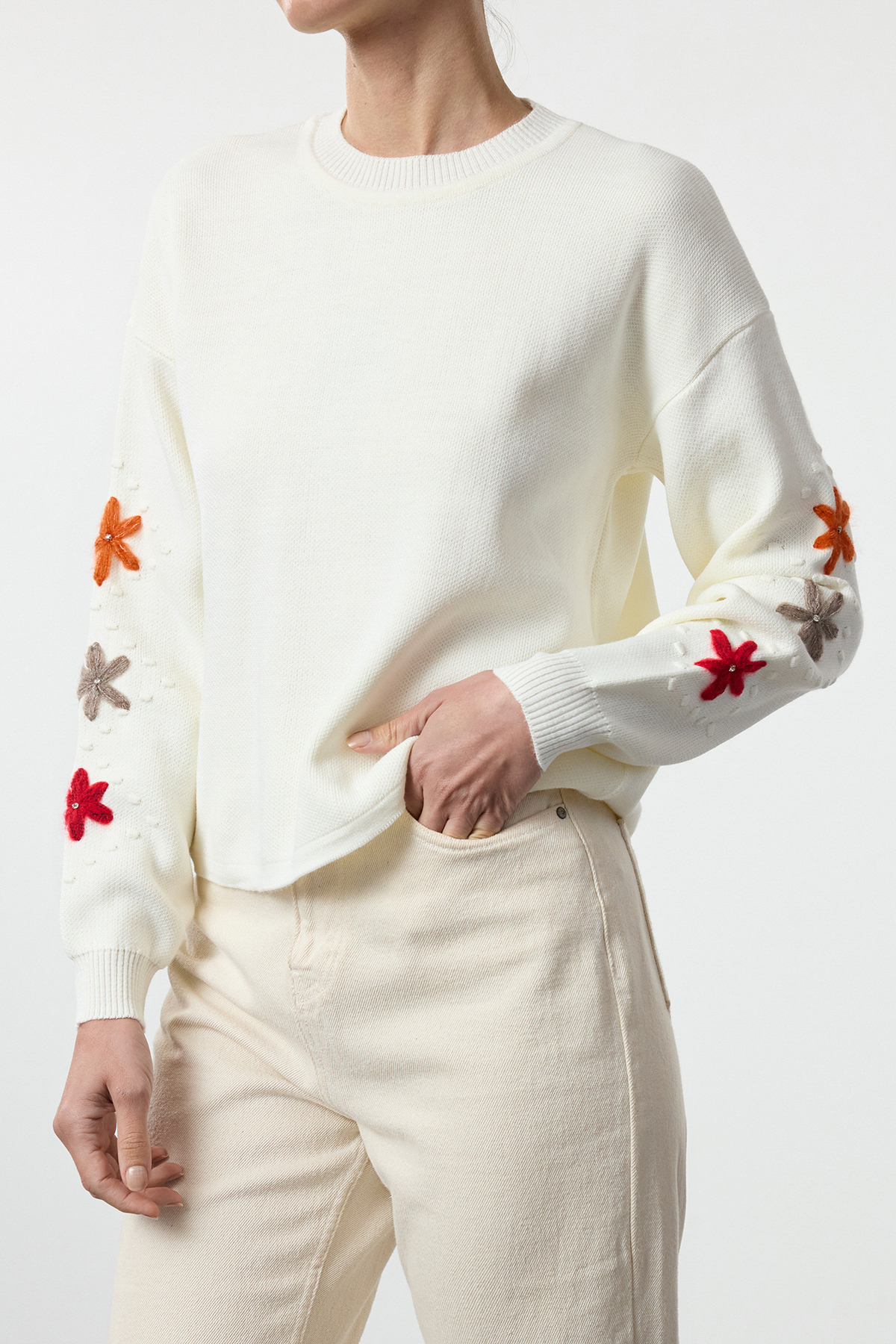 Trendyolmilla  Ekru Çiçekli Nakışlı Triko Kazak TEDAW25KZ00011