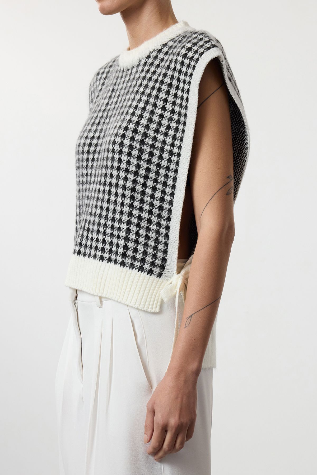 Edit by Trendyol-Soft Textured Ecru Knitwear Sweater - Tedaw25Sv00003 with Tie Detail and Houndstooth Pattern 3
