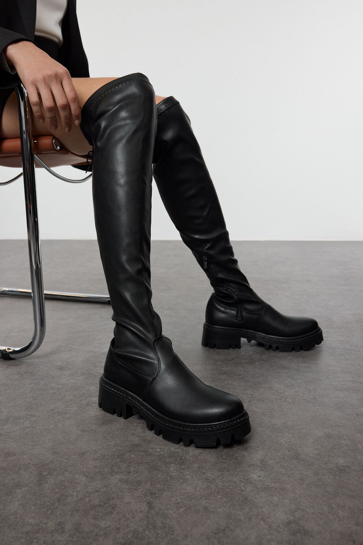 TRENDYOL SHOES-Schwarze Overknee-Damenstiefel mit dicker Sohle – TAKAW25CZ00014 2