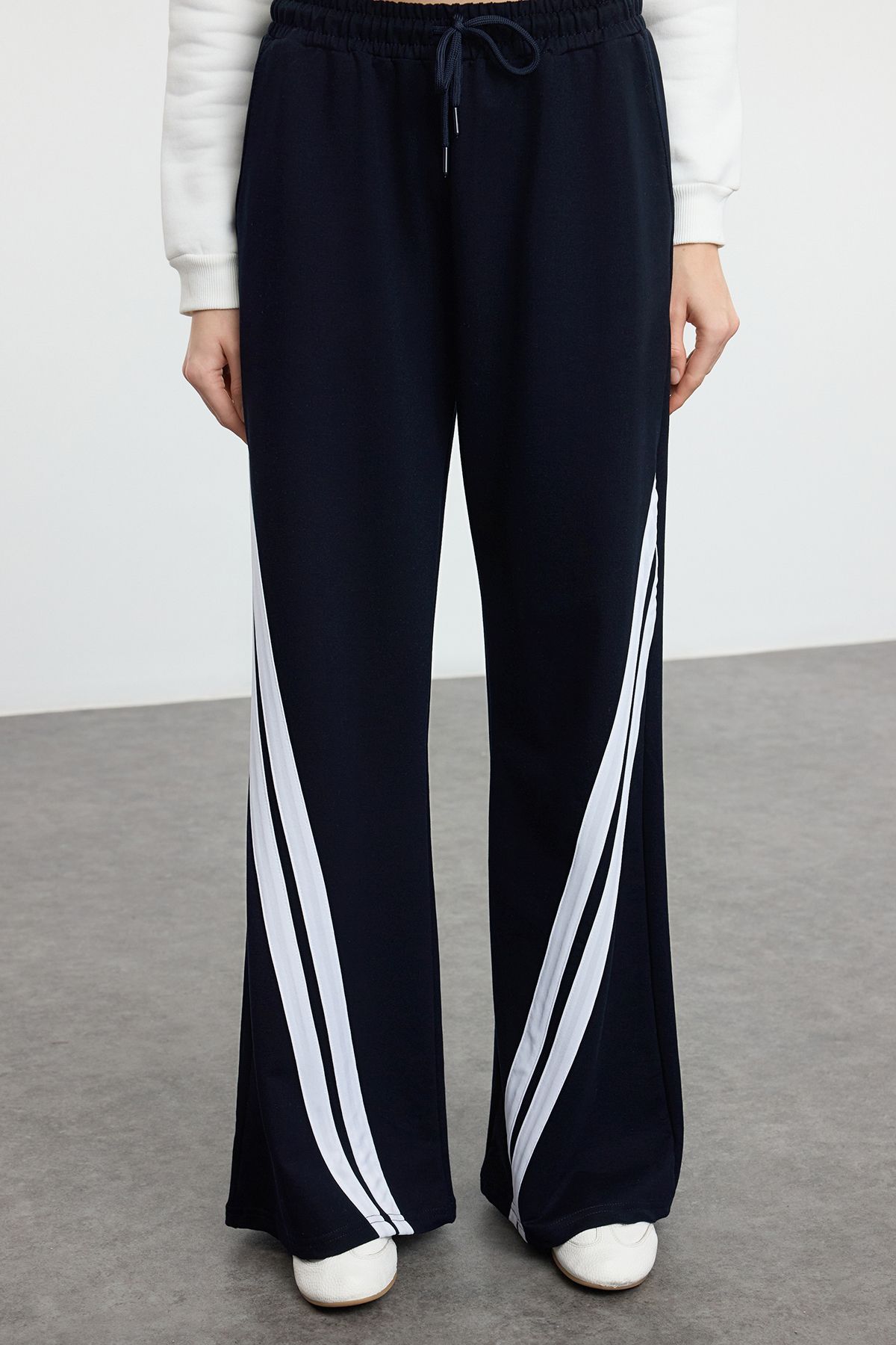 Trendyol Collection-Αθλητικό αθλητικό παντελόνι με φαρδύ πόδι σε σκούρο μπλε ναυτικό - THMAW25EA00000 3