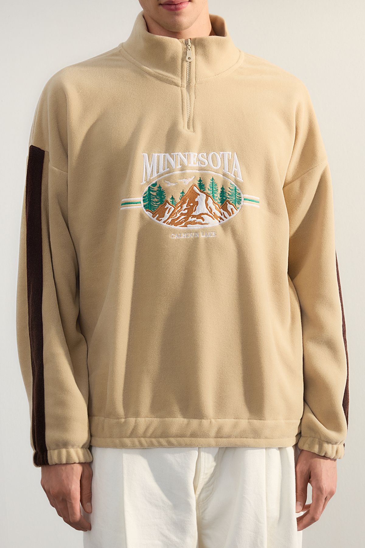 Trendyol Collection-Unisex-Oversize-Fleece-Sweatshirt – Stehkragen, City-Stickerei, Anti-Pilling TMNAW24SW00034 5