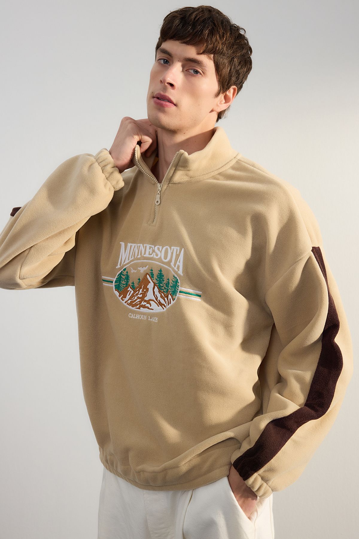 Trendyol Collection-Unisex-Oversize-Fleece-Sweatshirt – Stehkragen, City-Stickerei, Anti-Pilling TMNAW24SW00034 3