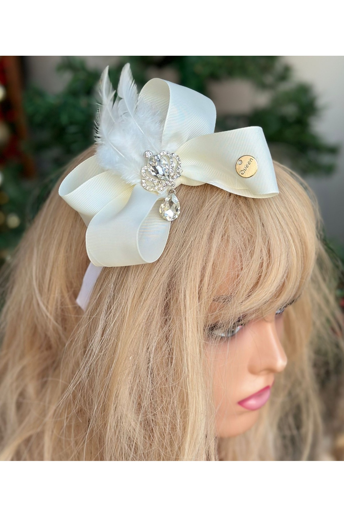 QUEEN AKSESUAR taşlı anne bebek bandana broşlu tüylü gelin doğum lohusa taç terlik seti kadın tacı terliği beyaz fotoğrafı 5 (önizleme)