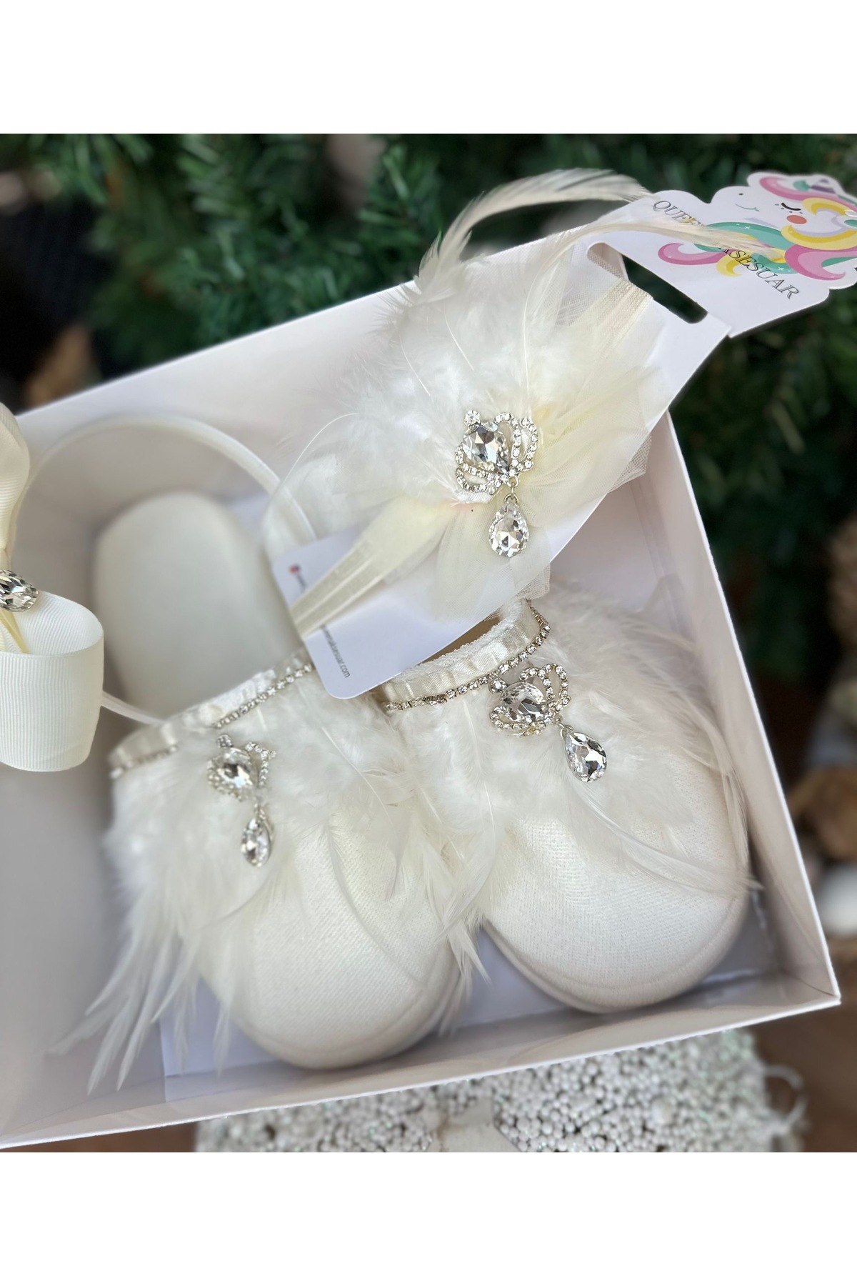 QUEEN AKSESUAR taşlı anne bebek bandana broşlu tüylü gelin doğum lohusa taç terlik seti kadın tacı terliği beyaz fotoğrafı 3 (önizleme)