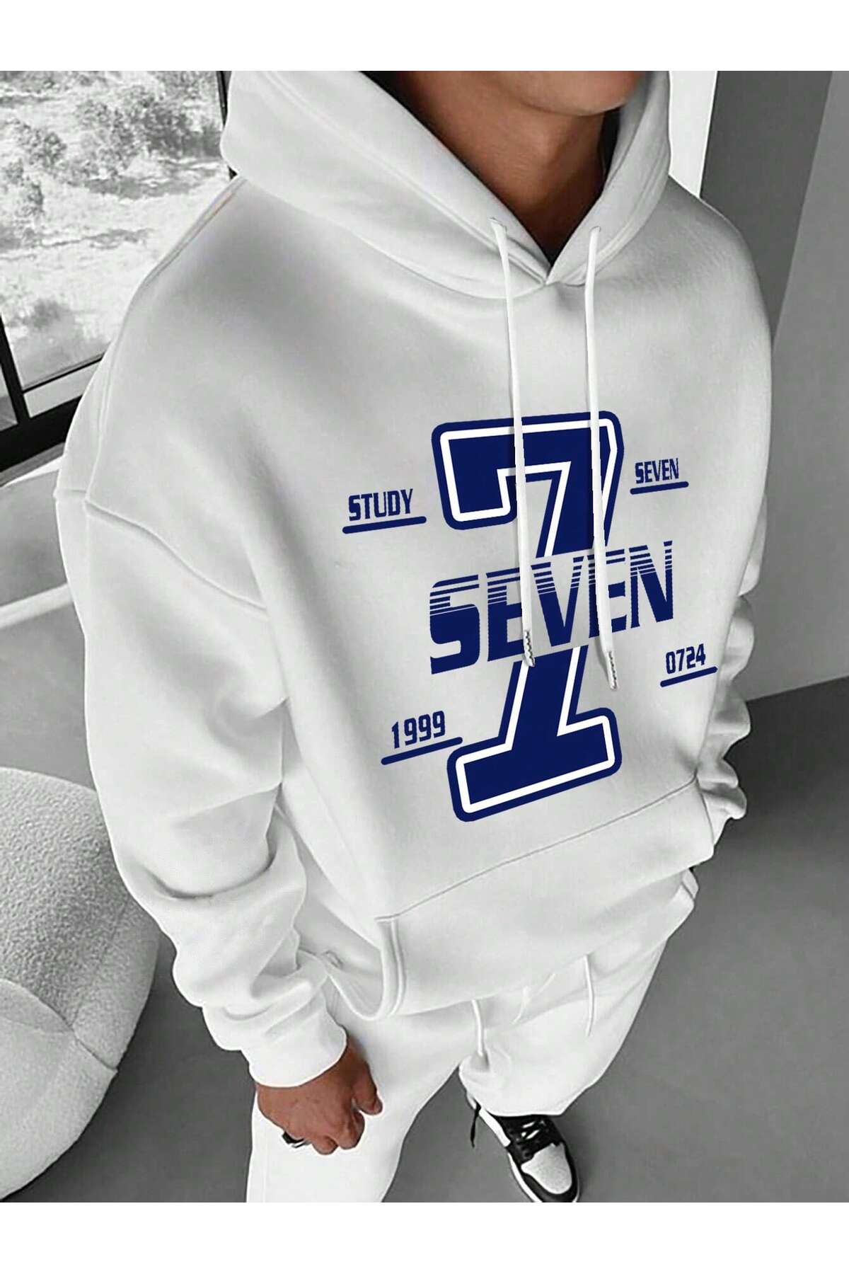 هودي أبيض فضفاض بطبعة الرقم سبعة الأمامية
