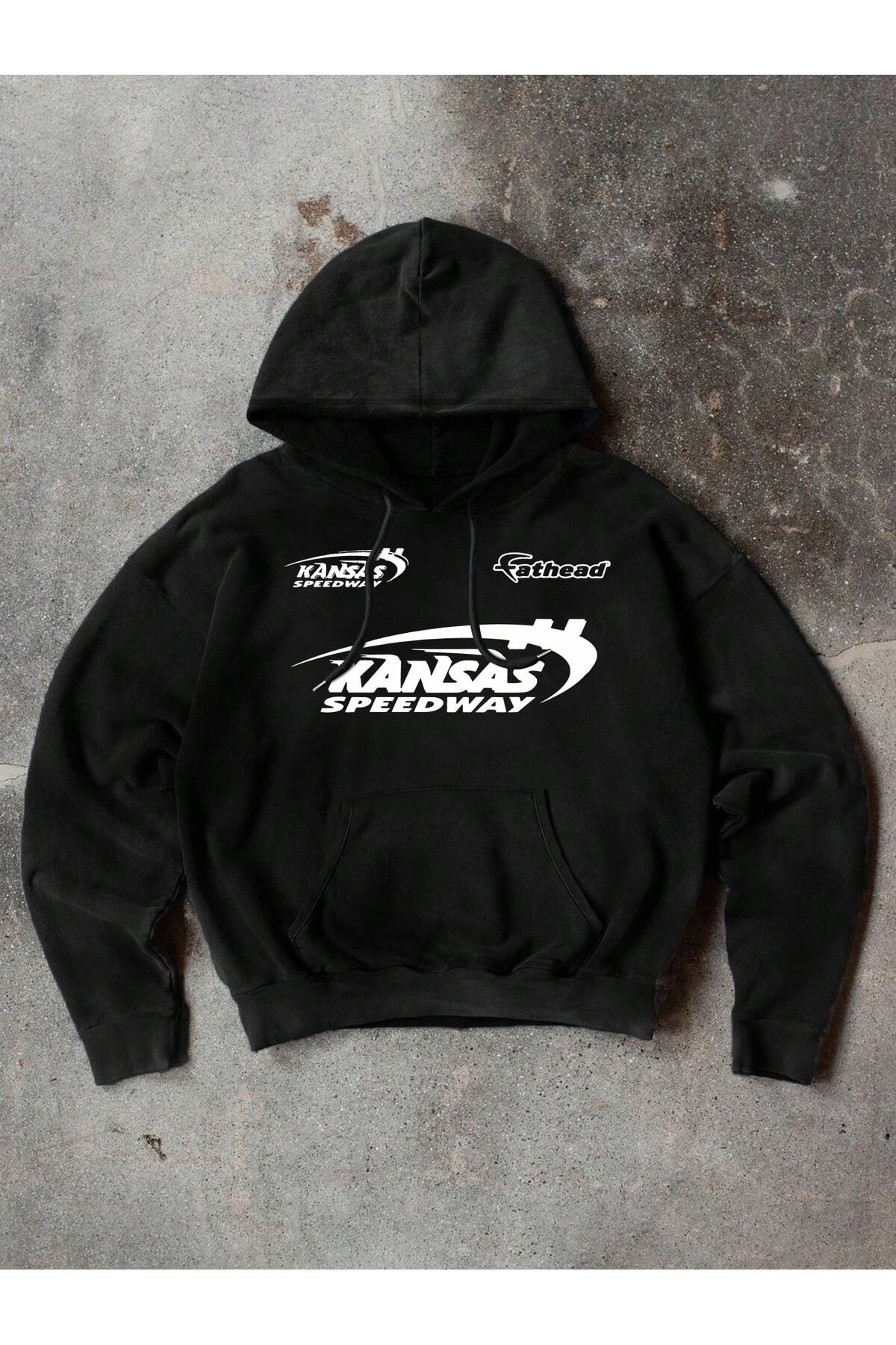 هودي أسود أوفرسايز بطبعة كانساس سبيدواي الأمامية
