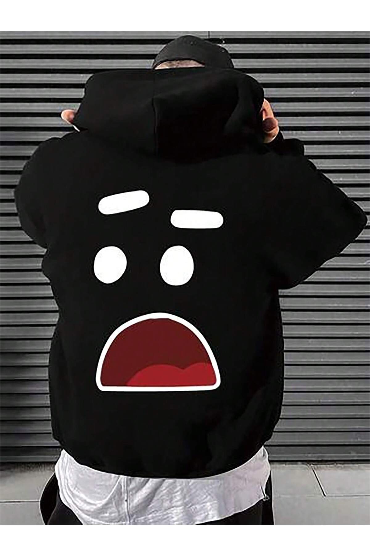 هودي أسود أوفرسايز بطبعة وجه متفاجئ الخلفية