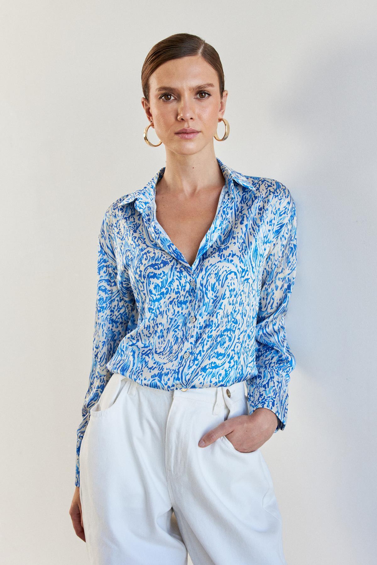 YOUR NAME  V Yaka Mavi Desenli Kadın Saten Gömlek