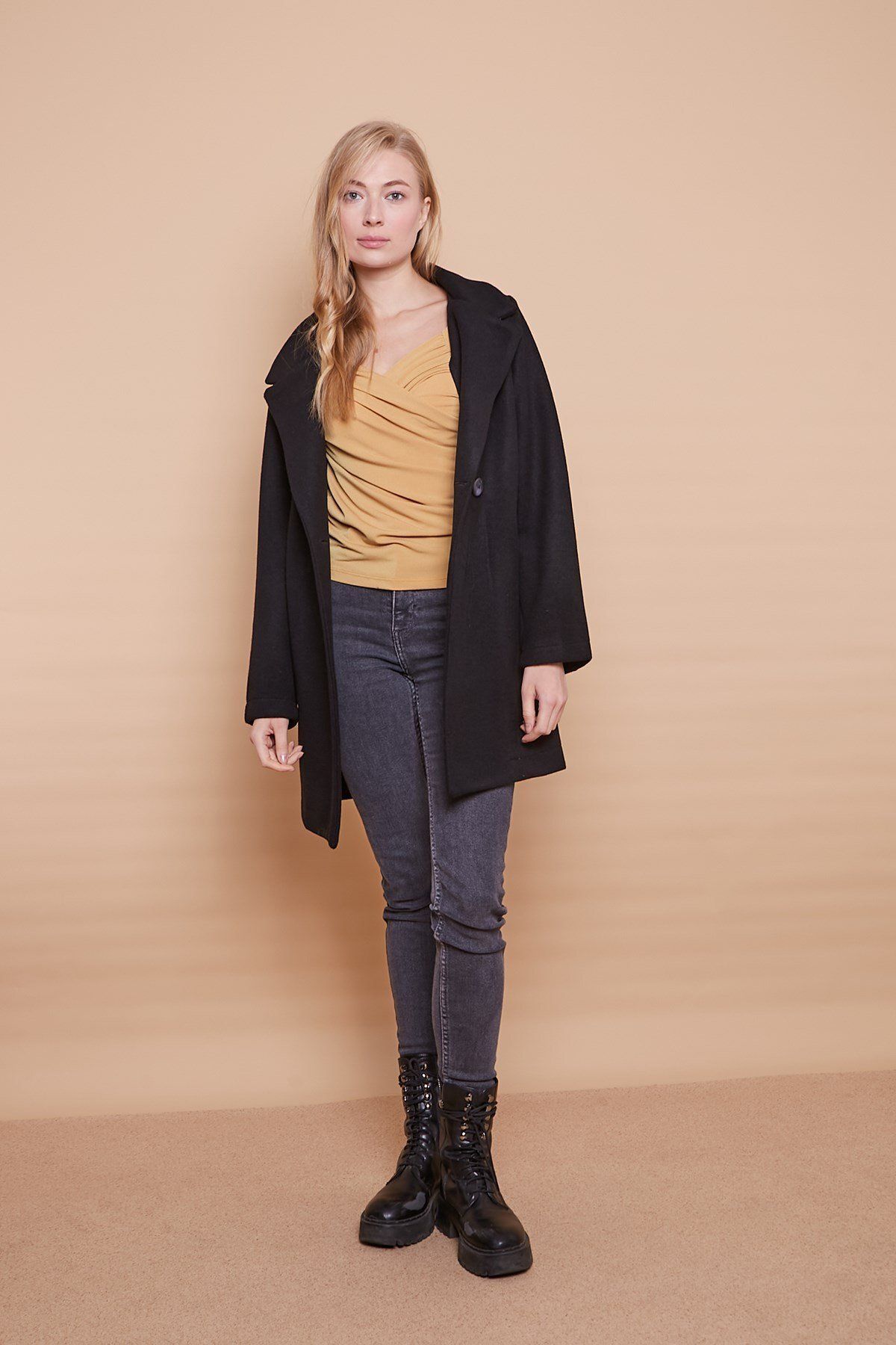 Jument-Stitched Collar, Flat Pocket, Slits on the Back and Sleeves, Buttons Above the Knee Coat - black 2
